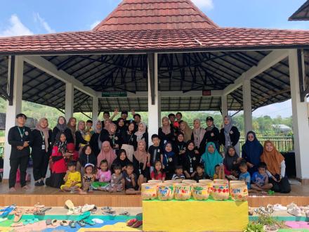 Inovasi KKN Kelompok 2 Daur Ulang Limbah Galon di Desa Pakis 